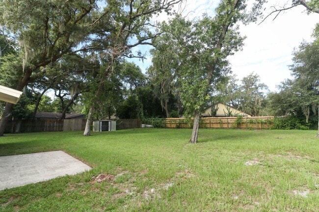 Building Photo - Sanford Home - 3/2 with garage and huge yard