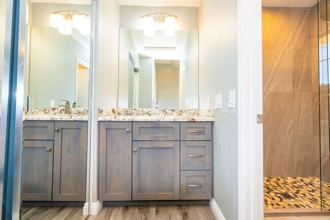 Building Photo - 2BR/2.5BA Townhome with garage - READY NOW!