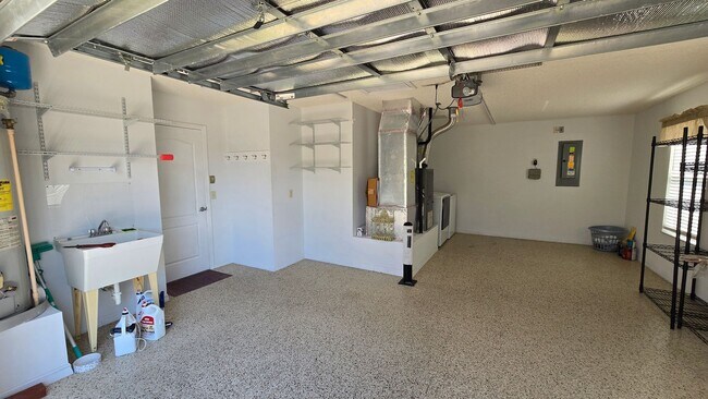 Building Photo - 2 bedroom 2 bath located in Ashleigh Villas