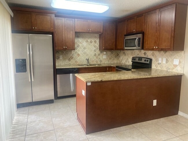 Building Photo - Spacious 2 bedroom 2 bathroom Townhome