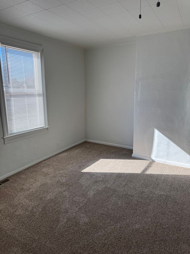 Building Photo - Charming older home