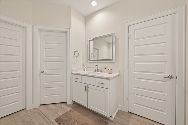 Building Photo - 1027 Gross St