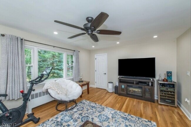 Building Photo - 8 Wedgewood Dr