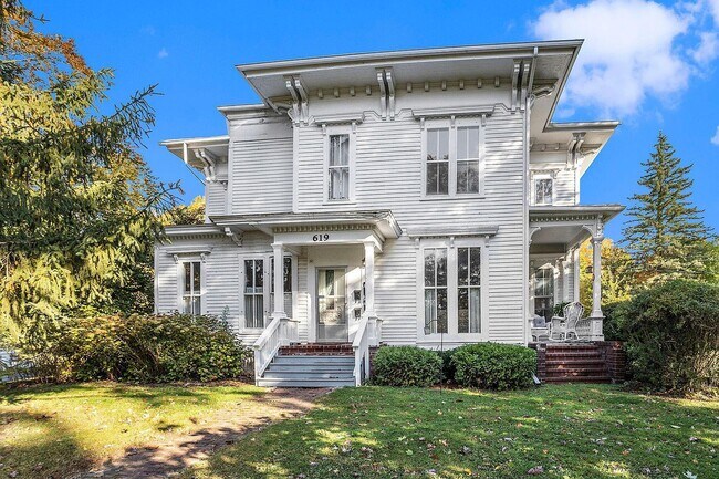 Primary Photo - 619 E Prospect St