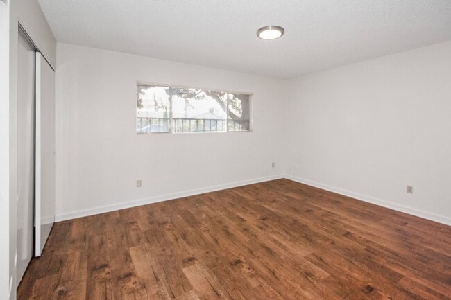 Building Photo - Available Now! Spacious 3BR, 2BA, 1,76sq.ft. 2 car garage.