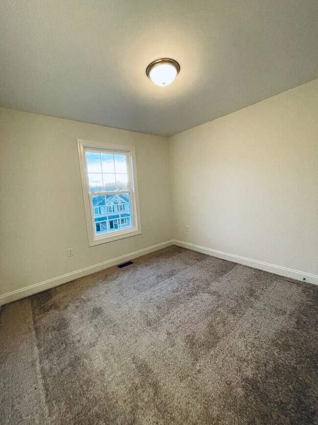 Building Photo - *LIKE NEW!* 3BR/2.5BA Townhouse in Crescen...