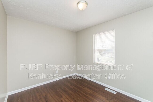 Building Photo - 209 Landings Dr