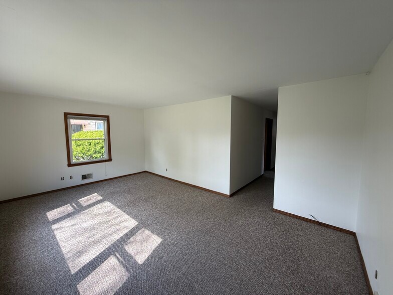 Building Photo - 2552 S 96th St