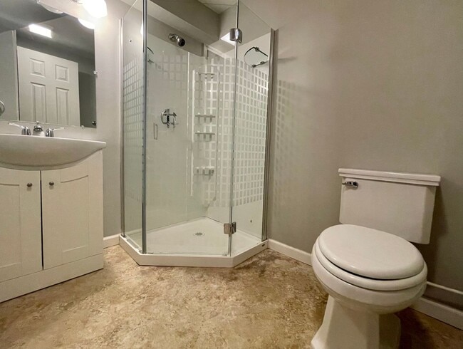 Building Photo - Elegant 4 Bedroom 2 Bathroom Home in South...