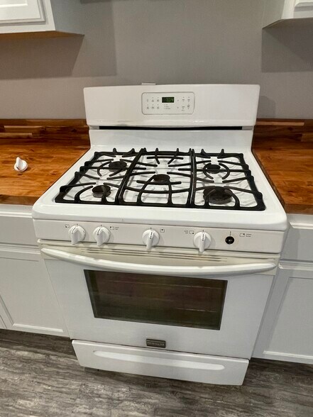 Building Photo - 1389 Broadway