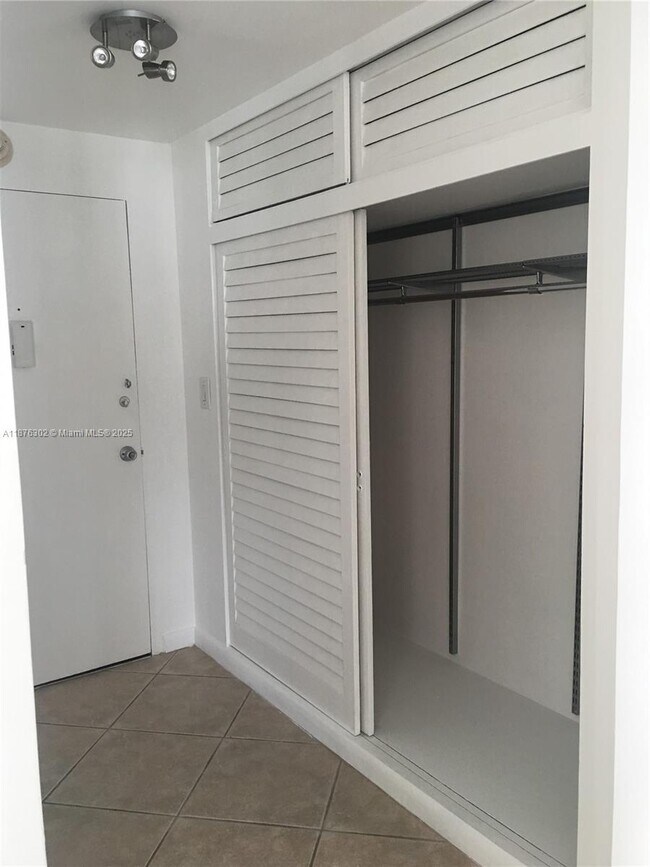 Building Photo - 1408 Brickell Bay Dr