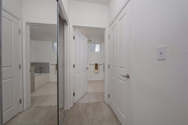 Building Photo - Gated Community With Pool and Fitness Center / 2 Beds 2 Baths