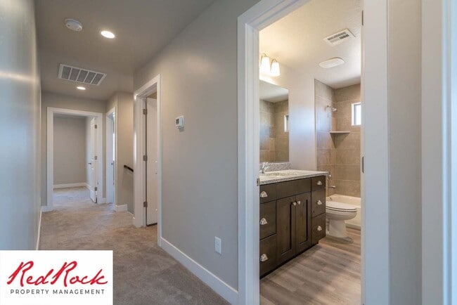 Building Photo - Spacious Townhome in Hurricane Heights