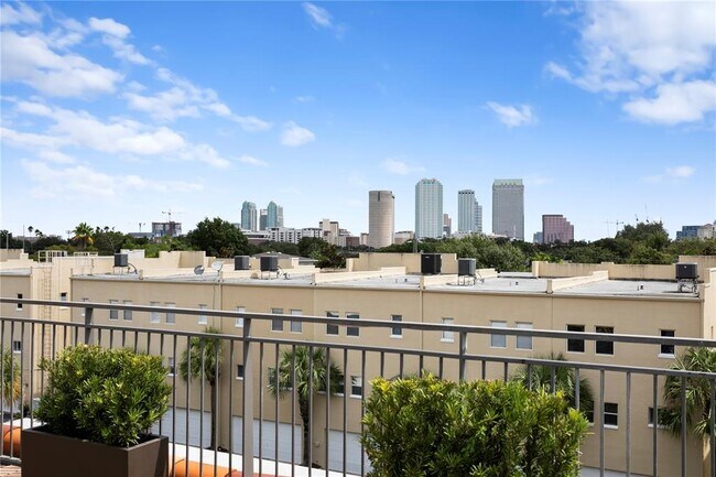 Building Photo - 1501 W Horatio St