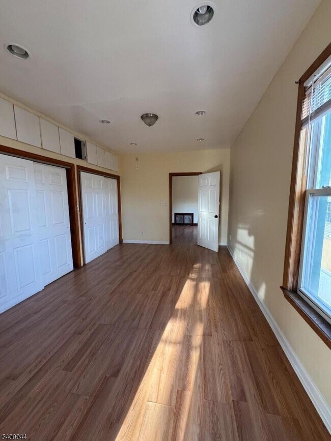 Building Photo - 1141 Louisa St