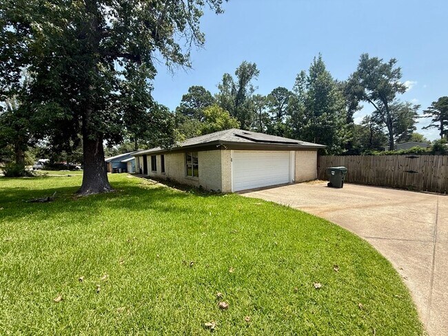 Building Photo - 7618 Brookhollow Dr