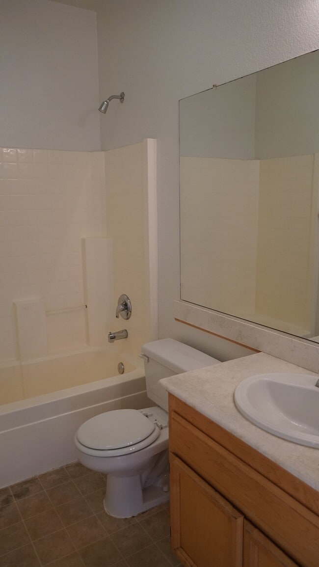 Building Photo - Gorgeous 3 bedroom 2 bathroom home in Sacramento!