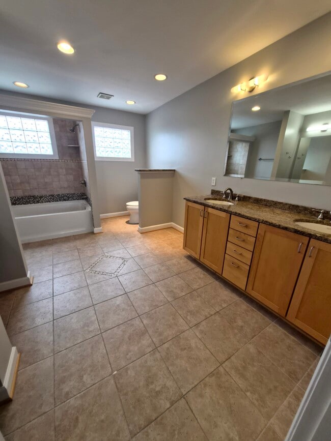 Building Photo - 501 E Fort Ave