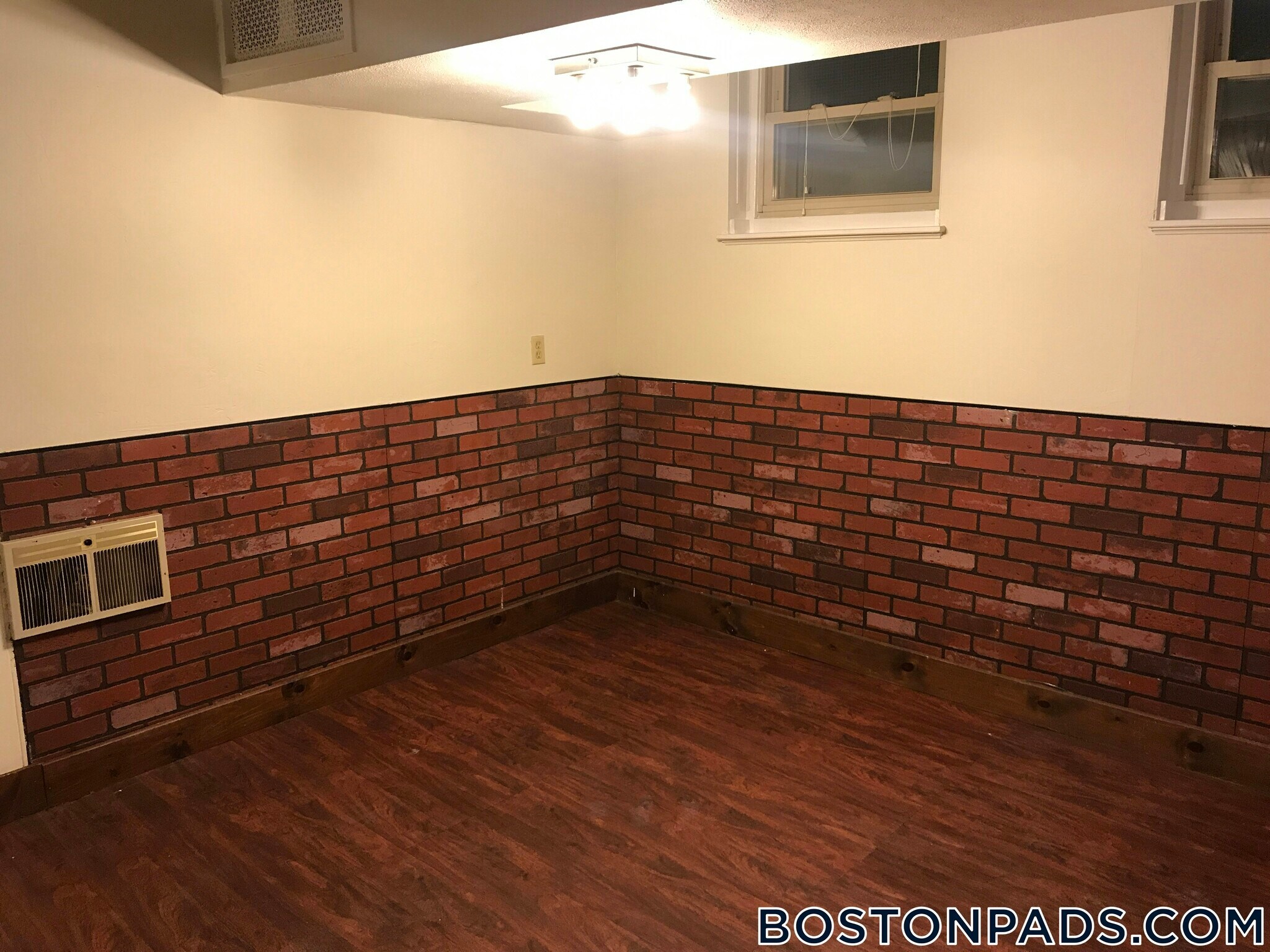 Building Photo - 96 Maple St