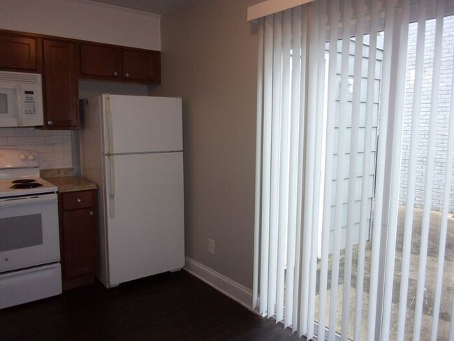 Building Photo - Recently Renovated 2 Bedroom 1 1/2 Bath To...