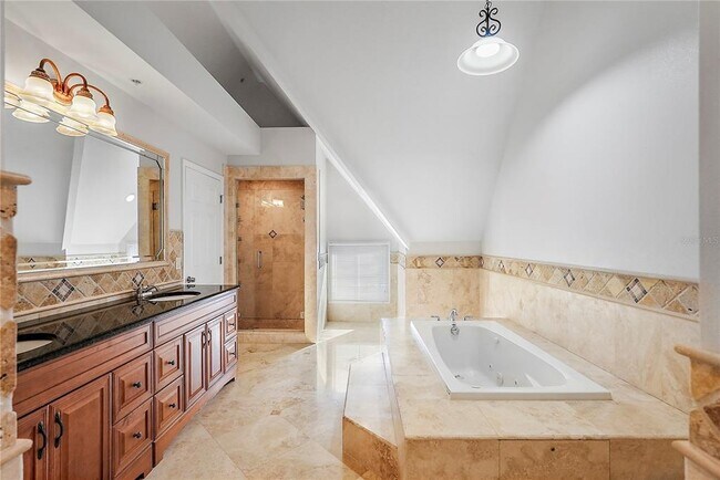 Building Photo - 832 Bay St NE