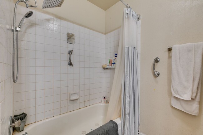 Building Photo - Cute and Cozy 2-bedroom 2-bathroom Townhom...