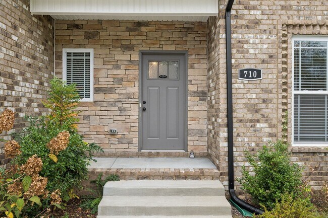 Building Photo - 3 Bedroom 2 1/2 Bathroom Home!!