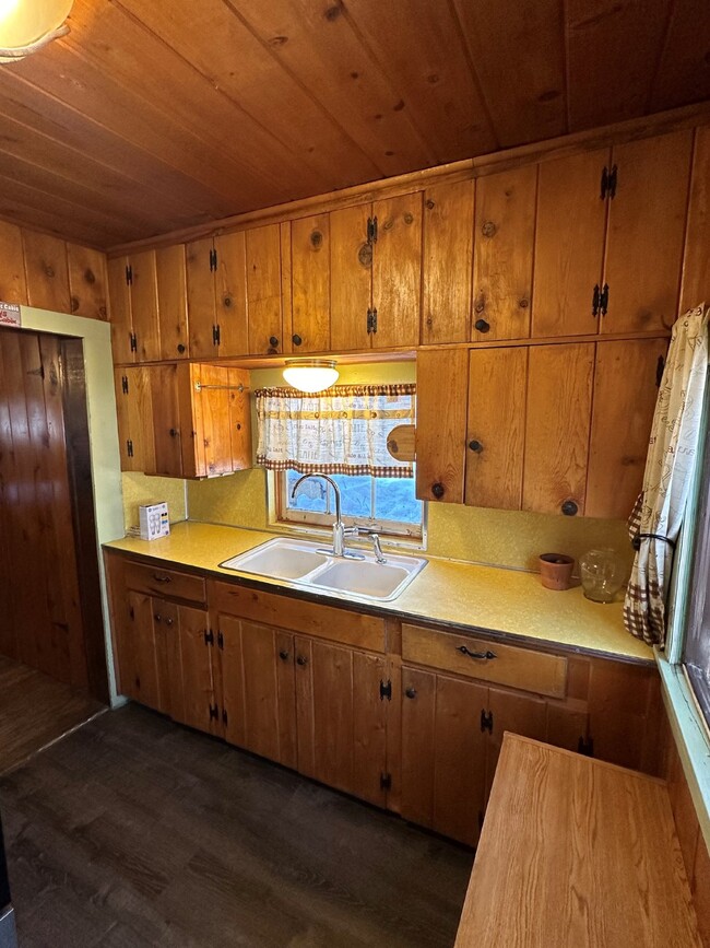 Building Photo - Two Bedroom Cabin in Indian Hills!