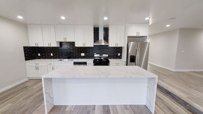 Building Photo - 4BD/2 BA Close Walk to Campus (Lease out, ...