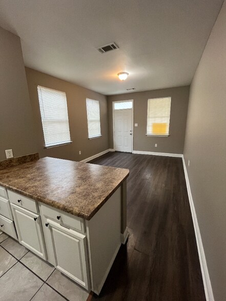 Building Photo - 1916 Eagle St