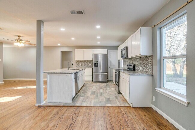 Building Photo - Spacious 4-Bedroom Gem with Granite Touche...
