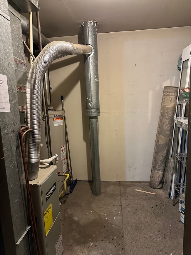 Building Photo - Waterbury Way Unit D