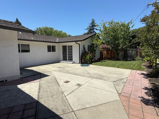Building Photo - 1694 Lyle Dr