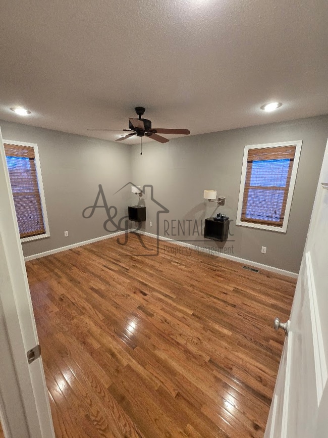 Building Photo - 301 E 7th St