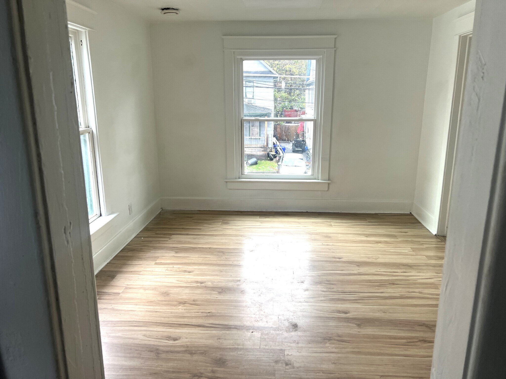 Building Photo - 516 E 22nd St