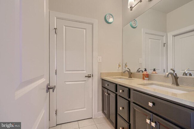 Building Photo - 7142 Starmount Ct