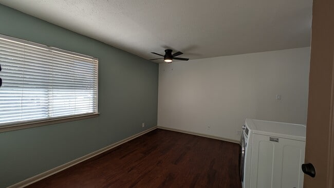 Building Photo - 1010 W 23rd St