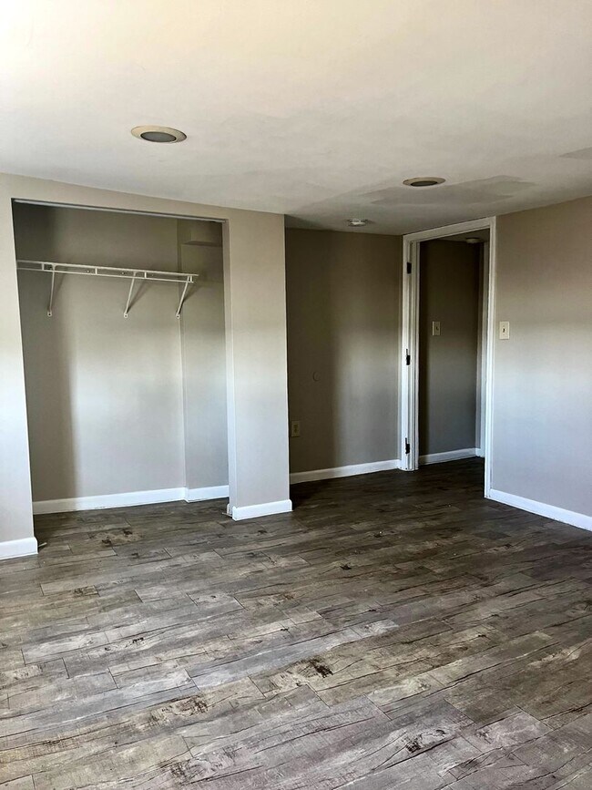 Building Photo - *** Amazing Apartment in Mt. Washington * Pet Friendly * Duplex style * Available Now * Spacious ...