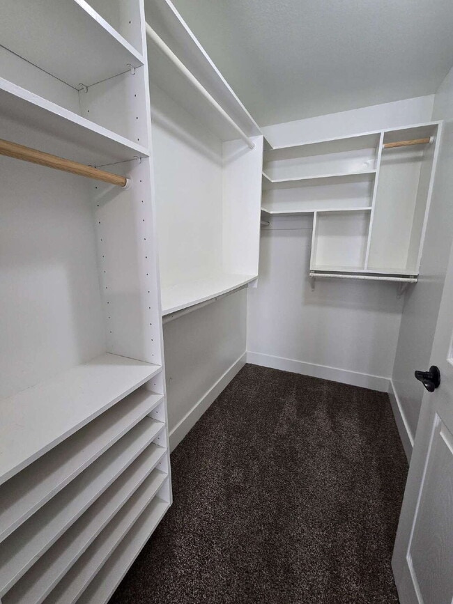 Building Photo - 7100 W Pirates Cove Rd