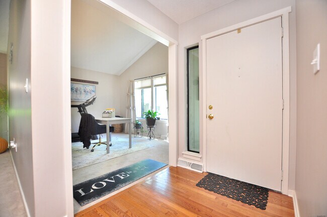 Building Photo - 16 Applewood Ln