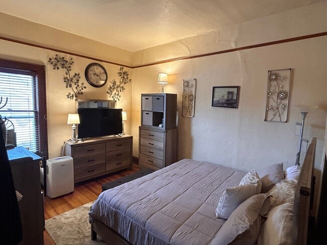 Building Photo - Lovely Historical Home