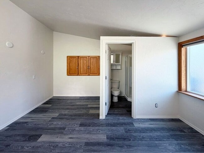 Building Photo - 731 W 8th Ave