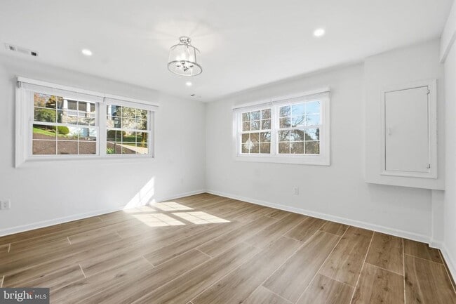 Building Photo - 448 Summers Dr