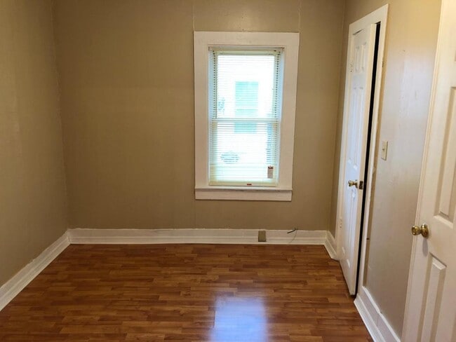 Building Photo - 1406 E Fairview Ave