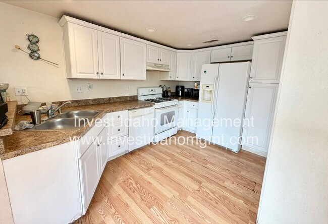 Building Photo - 126-128 N 10th St