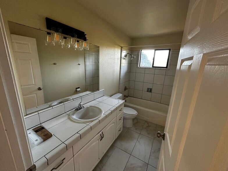 Building Photo - 812 Loma Prieta Dr