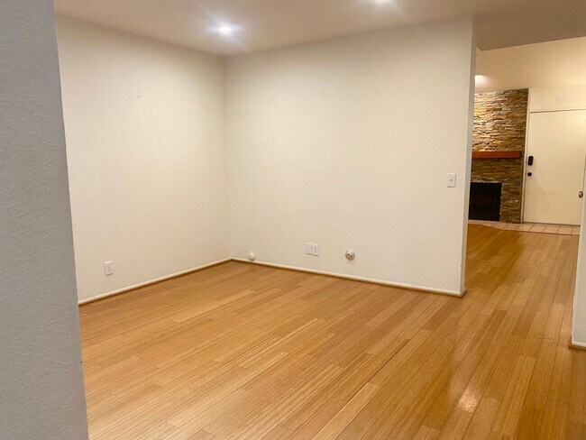 Building Photo - Wonderfully located 3bed, 3 bath in the heart of Westlake VIllage
