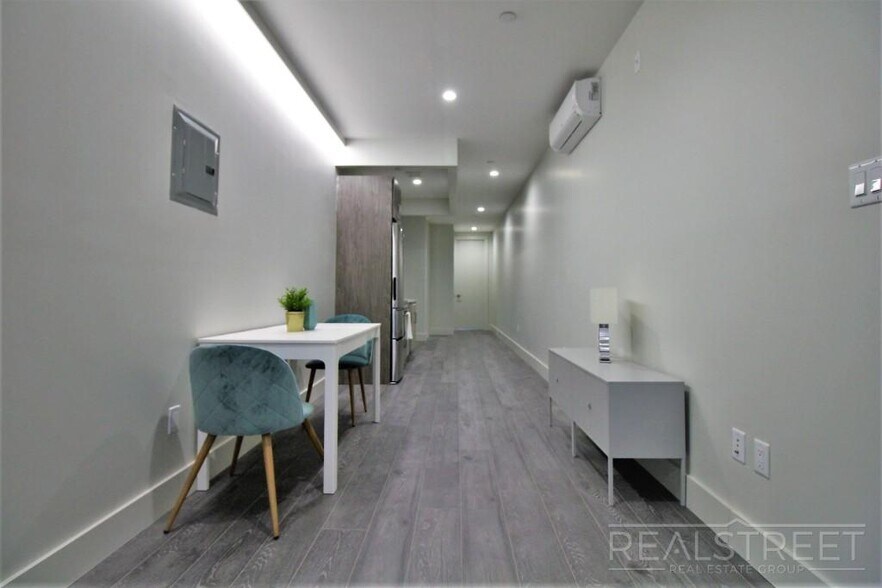 Building Photo - Spacious 2 BED in Bushwick!