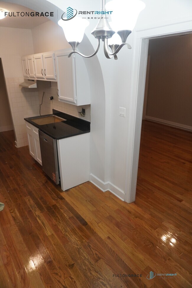 Building Photo - 426 W Briar Pl
