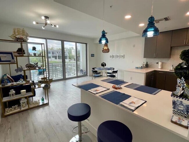 Building Photo - 1709 N Tamiami Trl